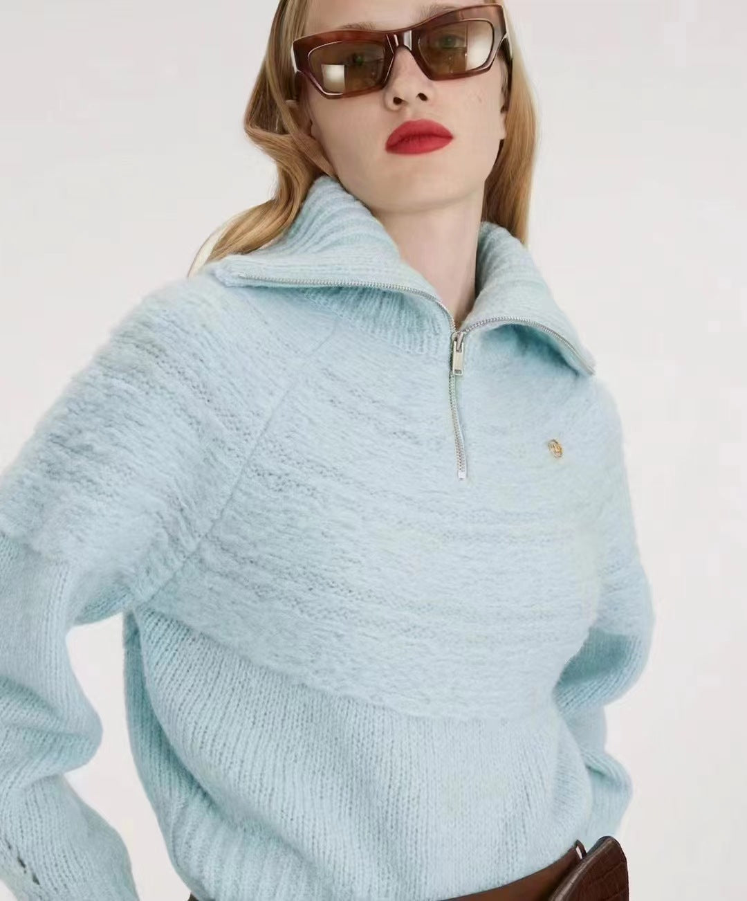 Maglione da donna Valstrend con mezza zip, in morbido tessuto con collo a imbuto e maniche lunghe, stile casual e comodo.