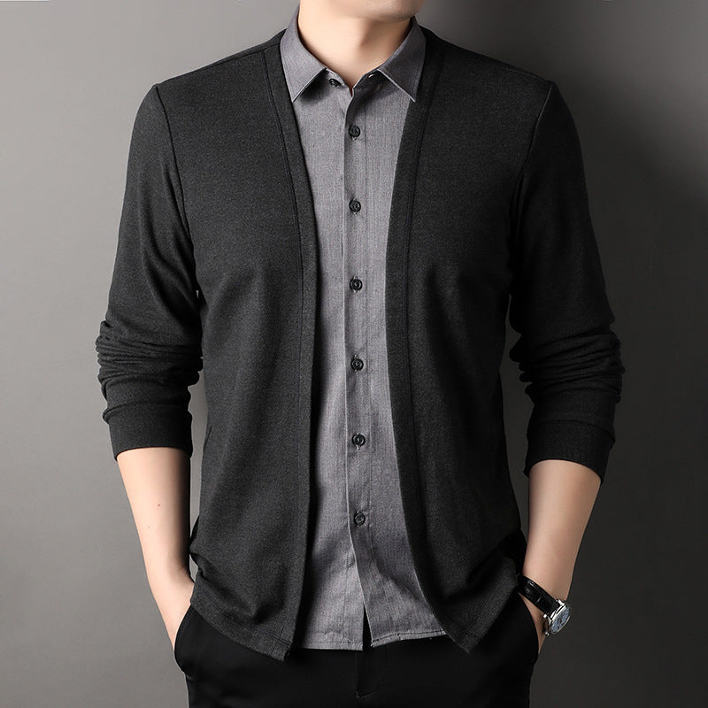 Maglione da uomo Valstrend shop, stile fake due pezzi con camicia superiore, tessuto morbido e moderno, indossato in primo piano.