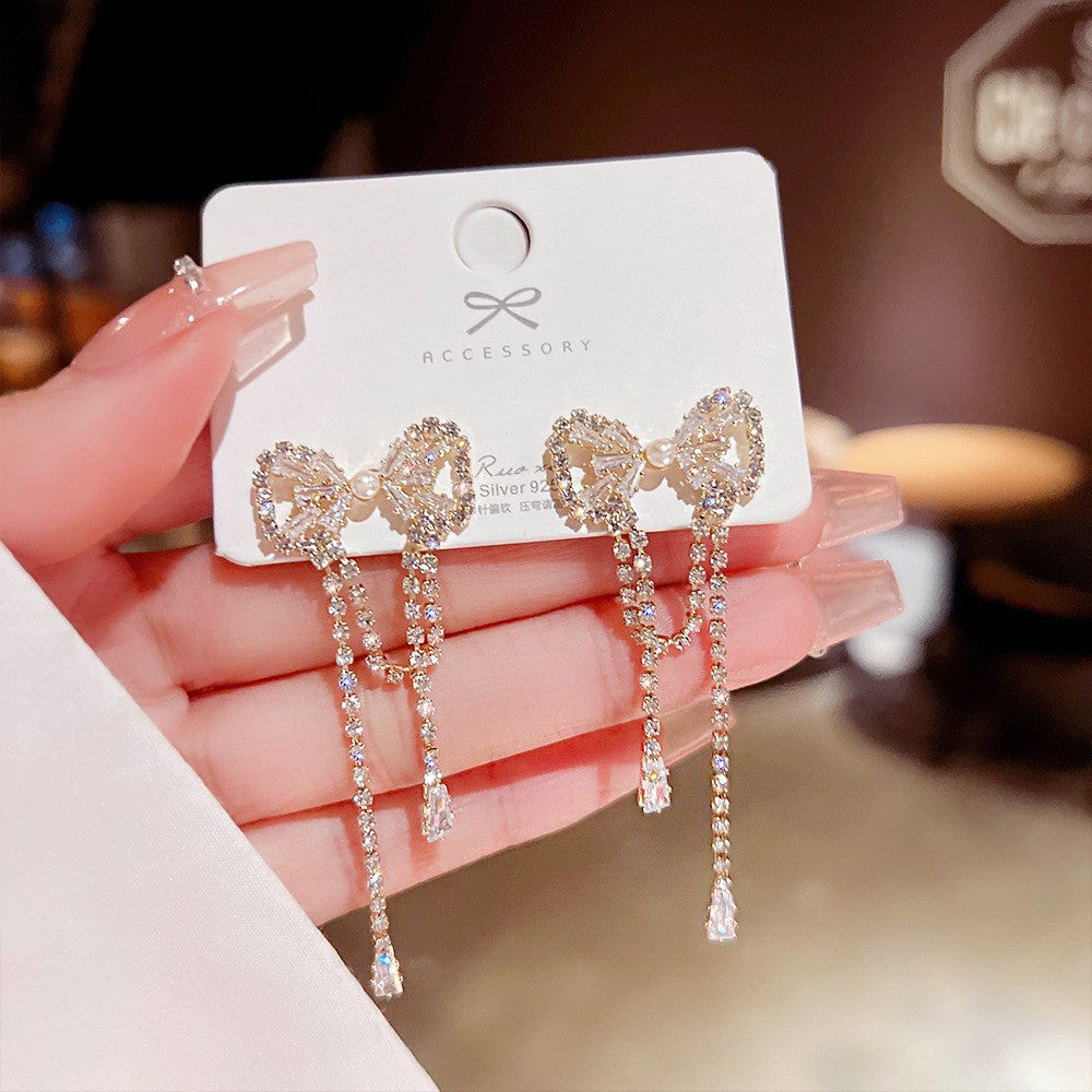 Orecchini in argento sterling con perle di lusso, design elegante e raffinato, perfetti per uno stile sofisticato e personale.
