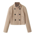 Cappotto corto decorativo in lana con colletto a stand, marca Valstrend, mostrato su una modella in immagine.