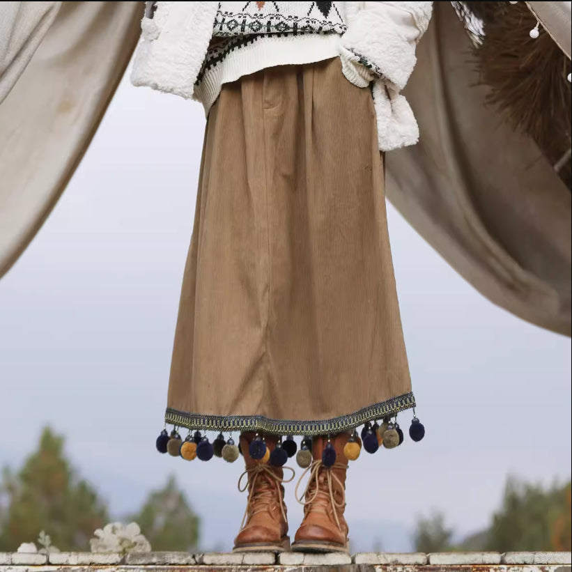 Gonna midi in velluto a coste marrone con dettagli etnici, fiocchi e frange, vita alta, stile versatile e di tendenza.