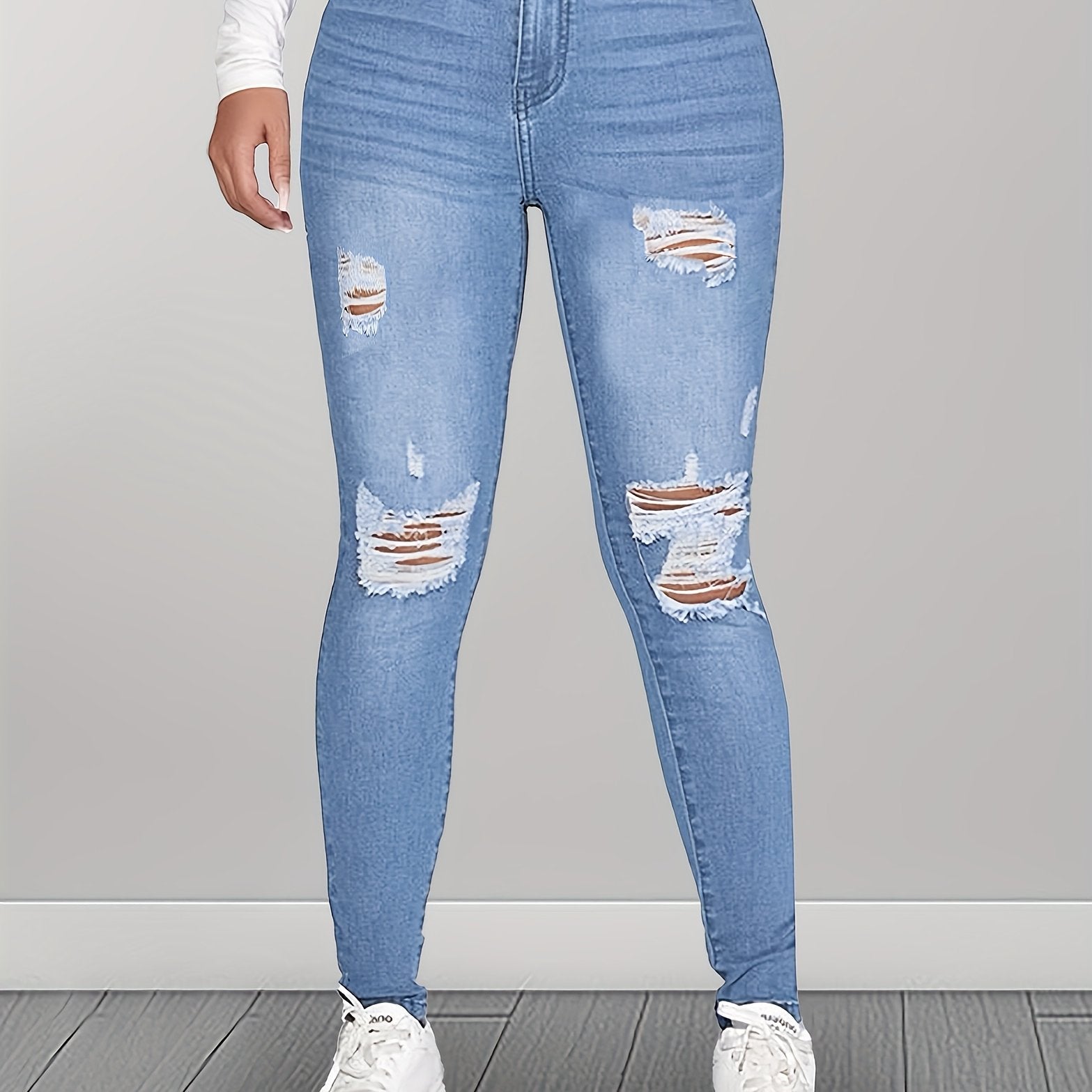Jeans skinny strappati e lavati da donna Valstrend con taglio slim, alta elasticità e strappi modaioli, denim aderente e trendy.