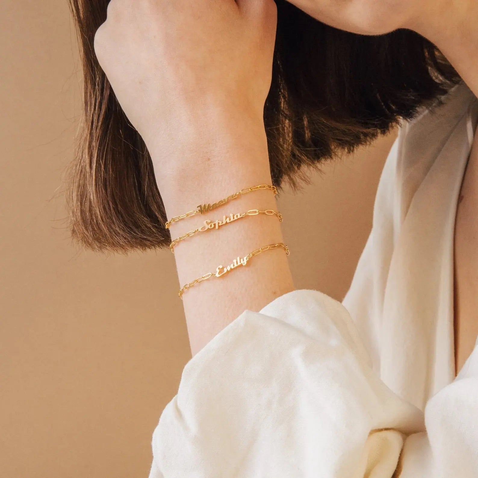 Bracciale Name - braccialetto personalizzato Maiden-Art con nome inciso in metallo, semplice e elegante, su sfondo neutro.