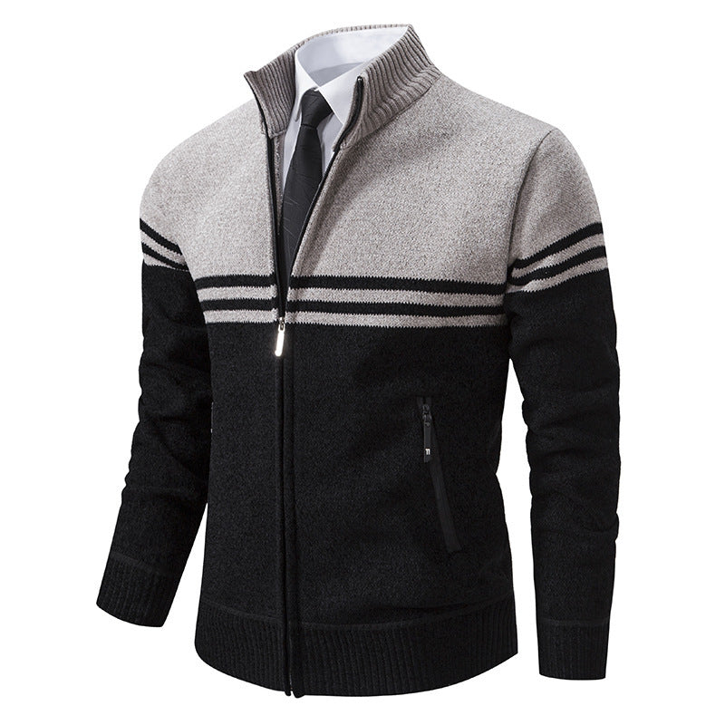 Uomo con camicia Valstrend, stile business con colletto alla coreana e righe di diversi colori, abbigliamento formale elegante.