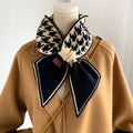 Sciarpa doppio strato in lana spessa e alla moda, con motivo a maglia, di marca Valstrend, mostrando la texture morbida e calda