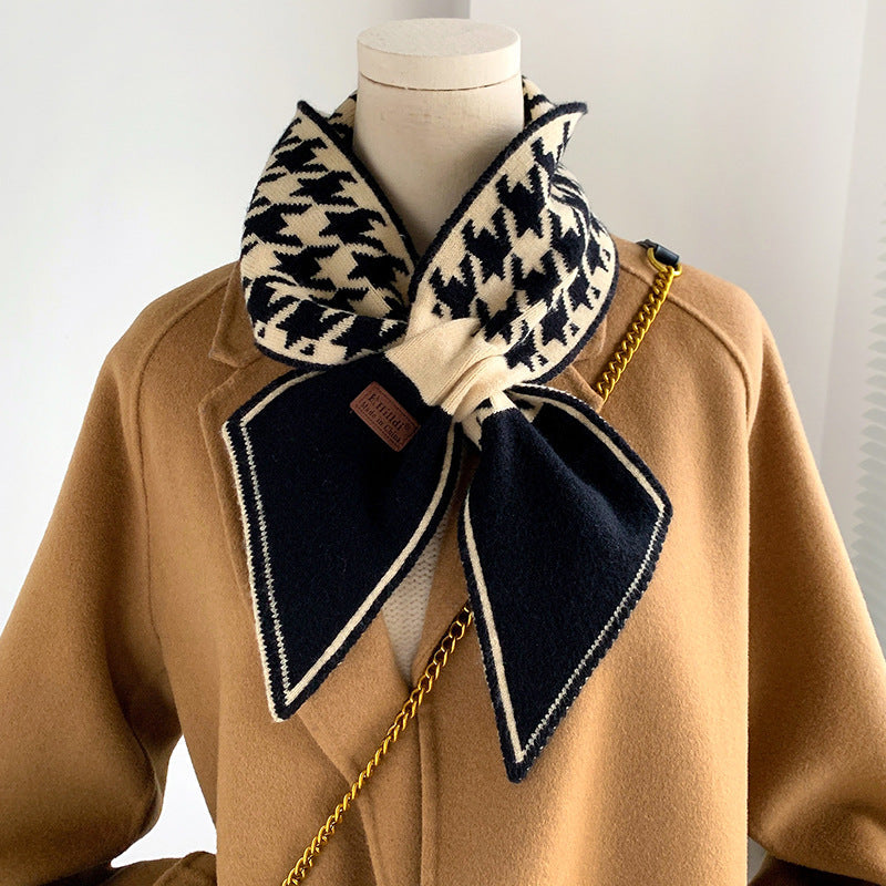 Sciarpa doppio strato in lana spessa e alla moda, con motivo a maglia, di marca Valstrend, mostrando la texture morbida e calda