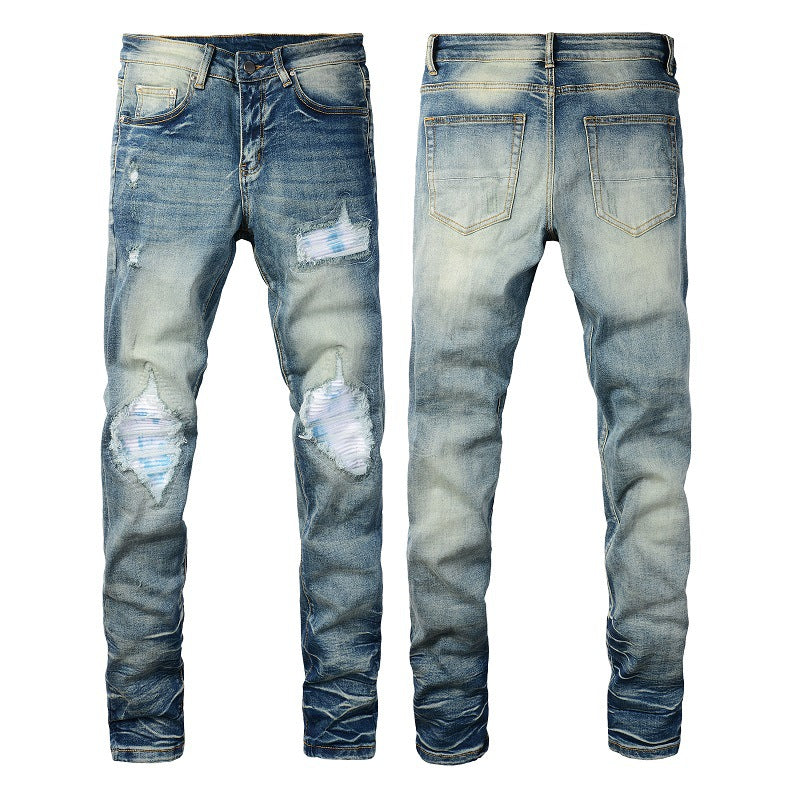 Jeans strappati colorati Valstrend shop con patch in stile retrò, dettagli di rammendi e stile vintage.