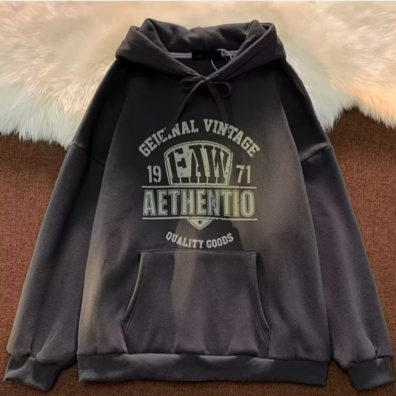 Felpa con lettere stampate da uomo di Valstrend, morbida e comoda, con design moderno e dettagli visibili in primo piano.