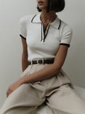 Blusa polo donna Valstrend in tessuto elegante, maniche corte, stile slim-fit, colletto polo e design femminile.