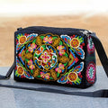 Borsa a tracolla donna Valstrend in tela con ricamo su entrambi i lati, stile versatile e dettagli eleganti.