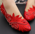 Scarpe da sposa rosse in stile cinese di Valstrend, scarpe flat da matrimonio con dettagli tradizionali.