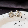 Orecchini a perno in zirconio con dettaglio a fiore traforato e motivo di cuore, donna, stile elegante e femminile.