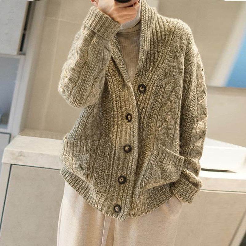 Maglione femminile in pura lana spessa di Valstrend shop, con lavorazione a maglia grossa e collo rotondo, indossato da una donna.