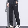 Pantaloni larghi e di tendenza autunnale per uomo di marca Valstrend, stile casual e comodo, visibili in dettaglio nell'immagine.