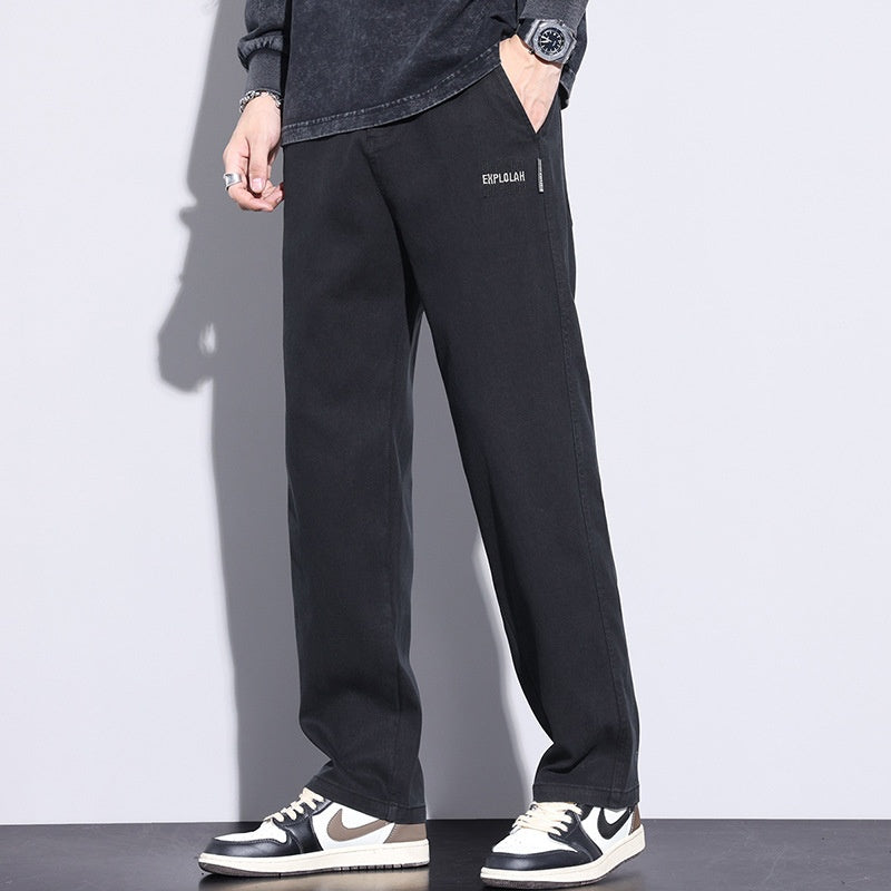 Pantaloni larghi e di tendenza autunnale per uomo di marca Valstrend, stile casual e comodo, visibili in dettaglio nell'immagine.