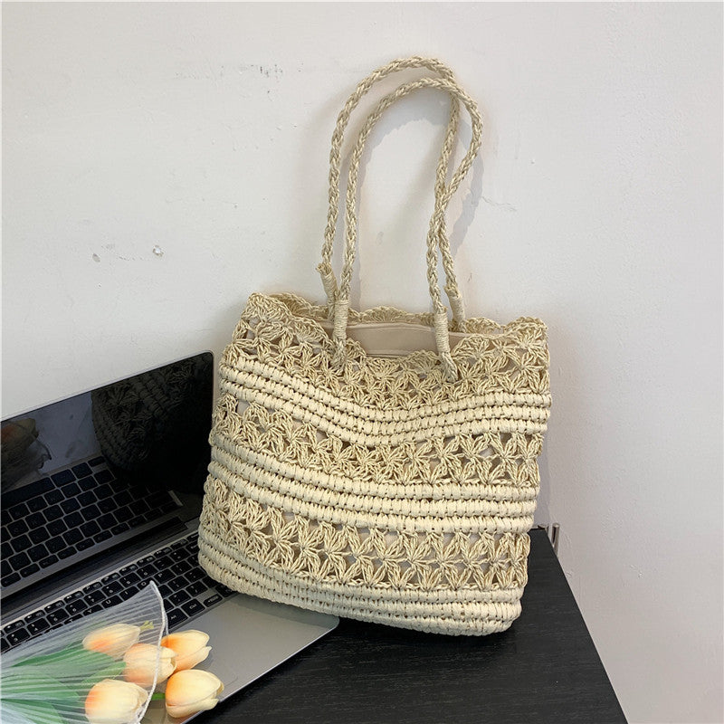 Borsa francese vintage a intreccio vuoto con spalla, stile retrò, in tessuto naturale, con dettagli eleganti e manico robusto.