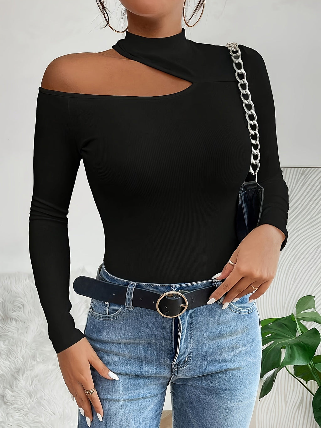 T-shirt donna Valstrend, manica lunga, collo alto, taglio asimmetrico, tessuto maglia nero, perfetta per autunno e inverno.