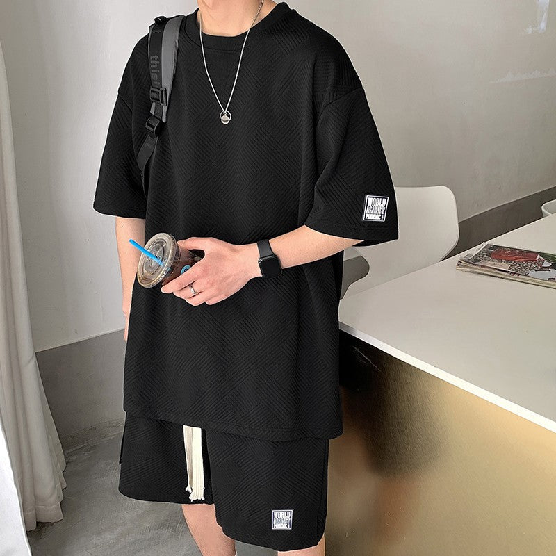 Completo sportivo casual da uomo Valstrend con maglietta a maniche corte e pantaloni waffle, stile rilassato e comodo.
