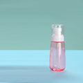 Bottiglia di plastica Valstrend per lozioni solari e trucco da 300 ml con spray fine e design compatto.