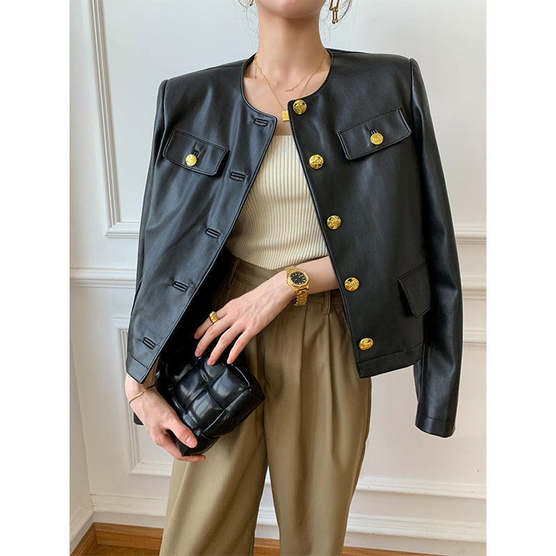 Cardigan nero a girocollo e giacca casual in pelle sintetica Valstrend, dettagli visivi del capo in stile semplice e versatile.