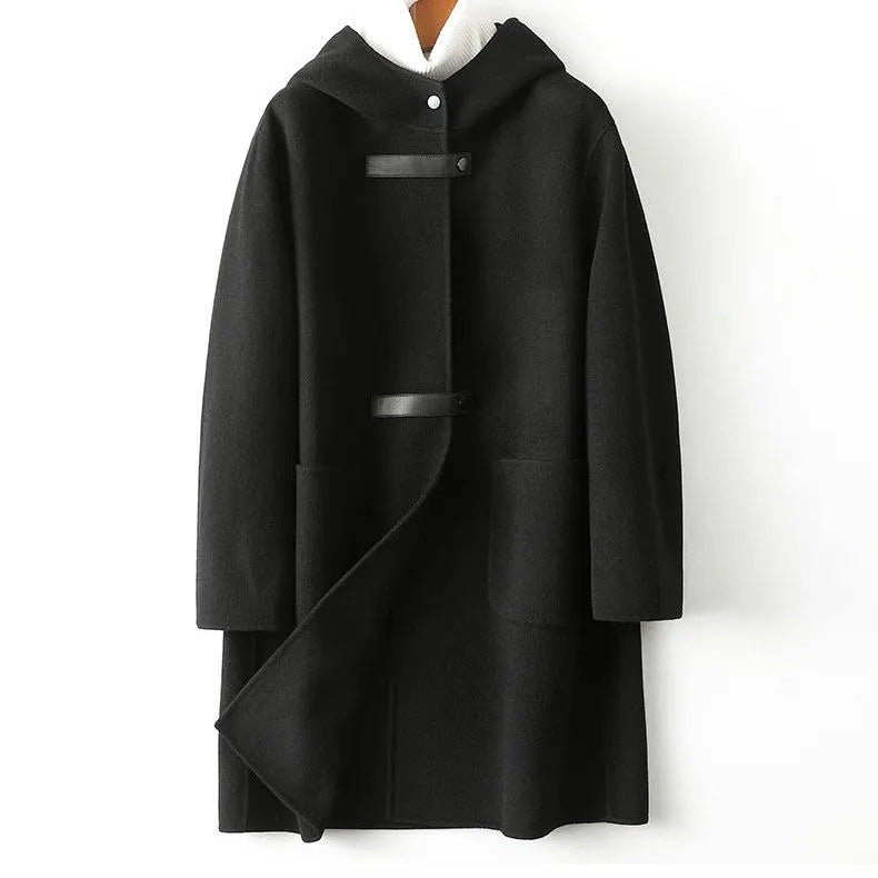 Cappotto femminile in lana Valstrend, elegante e largo con grandi tasche, ideale per un look casual e raffinato.