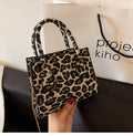 Borsa a tracolla Valstrend con motivo a quadri, catena trendy, stile a una spalla, design moderno e femminile.