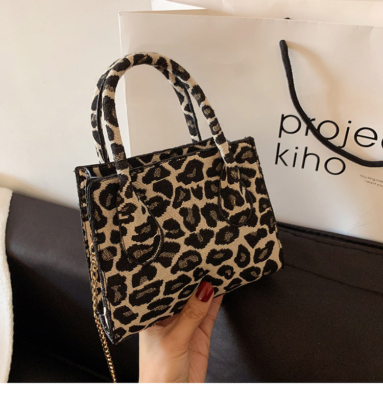 Borsa a tracolla Valstrend con motivo a quadri, catena trendy, stile a una spalla, design moderno e femminile.
