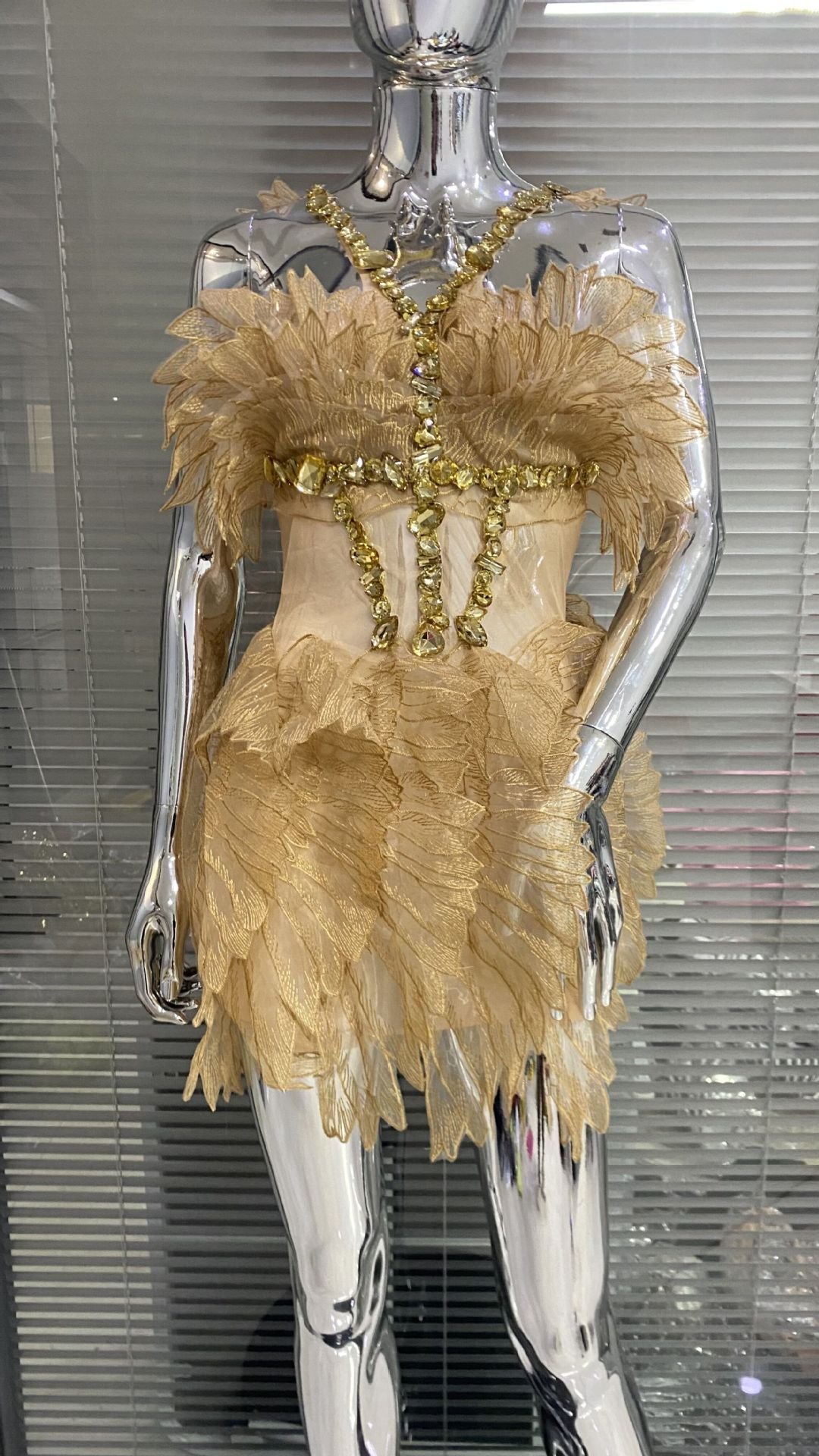 Gonna corto a fascia con spalle scoperte e dettagli dorati, perfetto per palco, serate da nightclub e performance femminili.