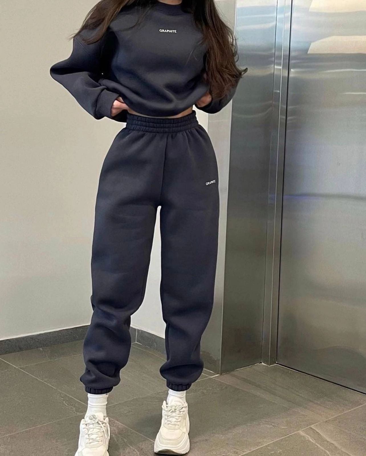 Completo sportivo casual da donna Valstrend, top e pantaloni slim-fit in tessuto comodo, ideale per allenamento e tempo libero