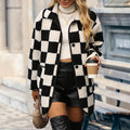 Cappotto plaid di pelliccia di lunghezza media con cappuccio e motivo a scacchi, marca Valstrend shop, vista frontale.