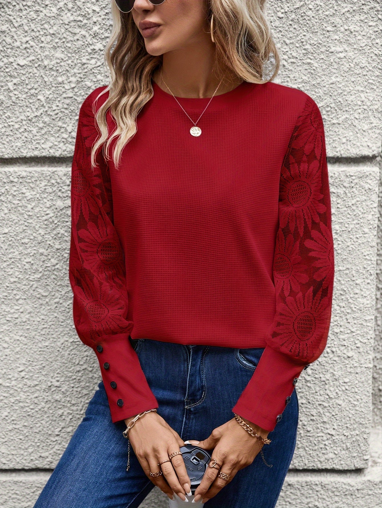 Maglietta floreale in pizzo con scollo rotondo e maniche lunghe a risvolto, tessuto testurizzato, abbigliamento donna Valstrend.