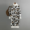 Abito lungo femminile Valstrend con fantasia leopard, collo turtleneck, tessuto a maglia e stile alla moda.
