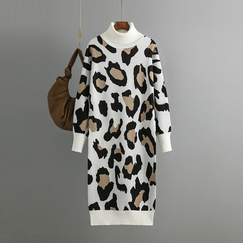 Abito lungo femminile Valstrend con fantasia leopard, collo turtleneck, tessuto a maglia e stile alla moda.
