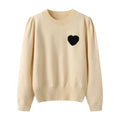 Maglione rotondo con cuore ricamato in stile coreano, marca Valstrend Shop, dettagli visibili su tessuto e ricami sul davanti.