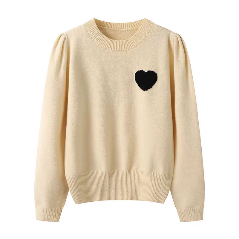 Maglione rotondo con cuore ricamato in stile coreano, marca Valstrend Shop, dettagli visibili su tessuto e ricami sul davanti.