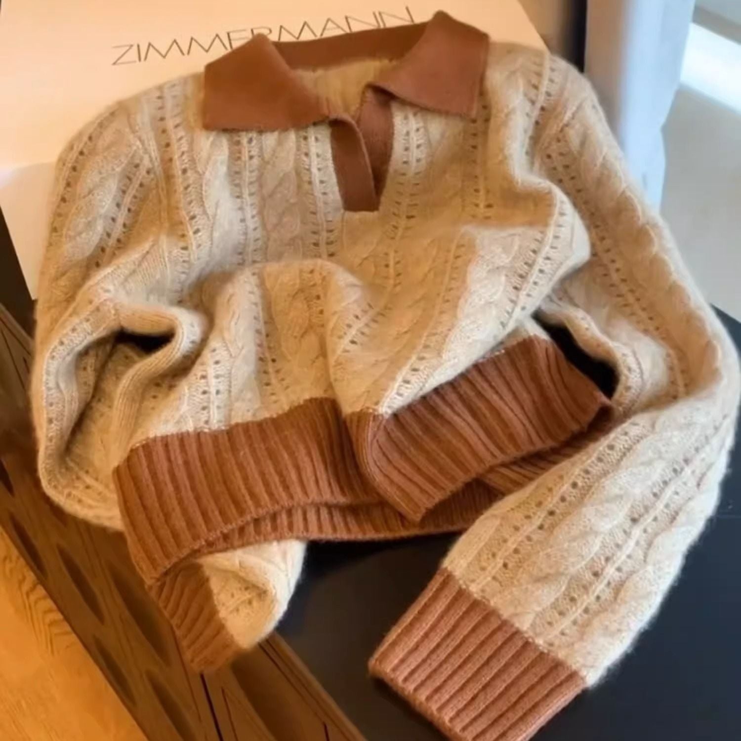 Maglia retrò Twist Knitwear per donna, morbida e comoda, indossata come sottoveste o base, di marca Valstrend Shop.