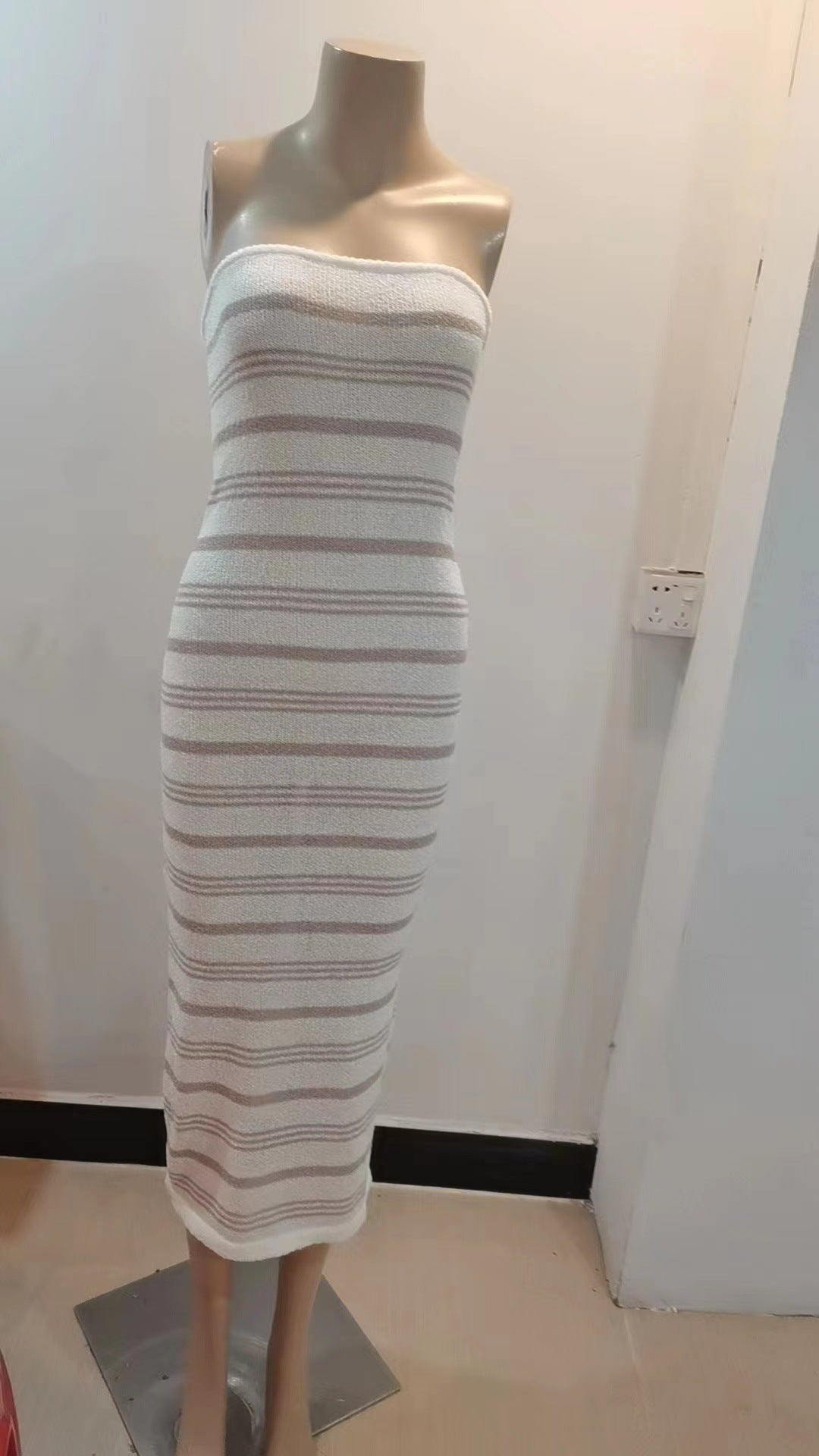 Festa estiva: top a tubino a righe e gonna aderente slim fit per donna, in tessuto leggero e colorato.