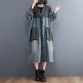 Vestito lungo e morbido da donna Valstrend con maniche lunghe, indossato sopra un cappotto elegante, in tessuto leggero e confortevole.