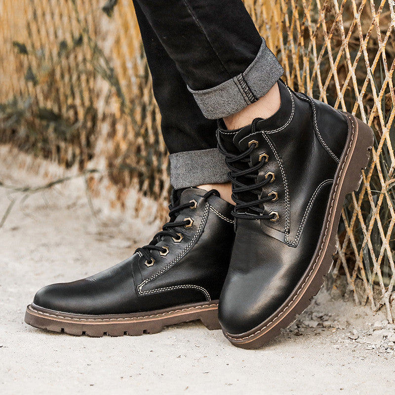 Stivali da uomo in pelle vintage Valstrend, scarpe da lavoro alte con suola robusta e design classico in marrone scuro.