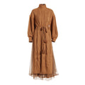 Set composto da maglione con collo alto e gonna abbinata, in tessuto morbido e caldo, ideale per look autunnali e invernali.