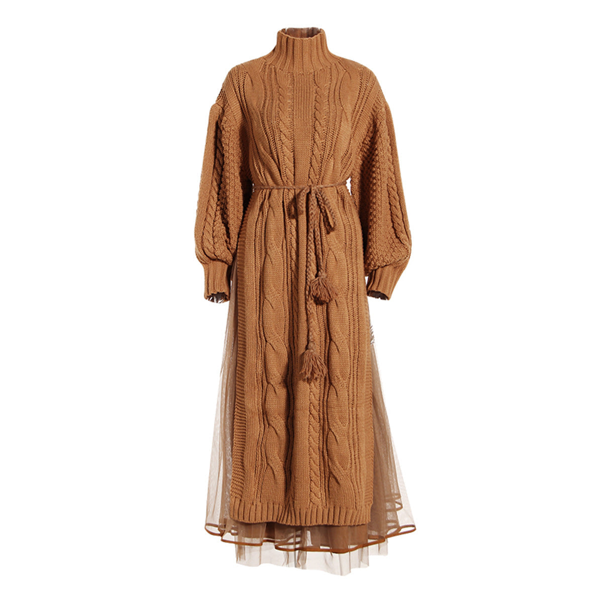 Set composto da maglione con collo alto e gonna abbinata, in tessuto morbido e caldo, ideale per look autunnali e invernali.