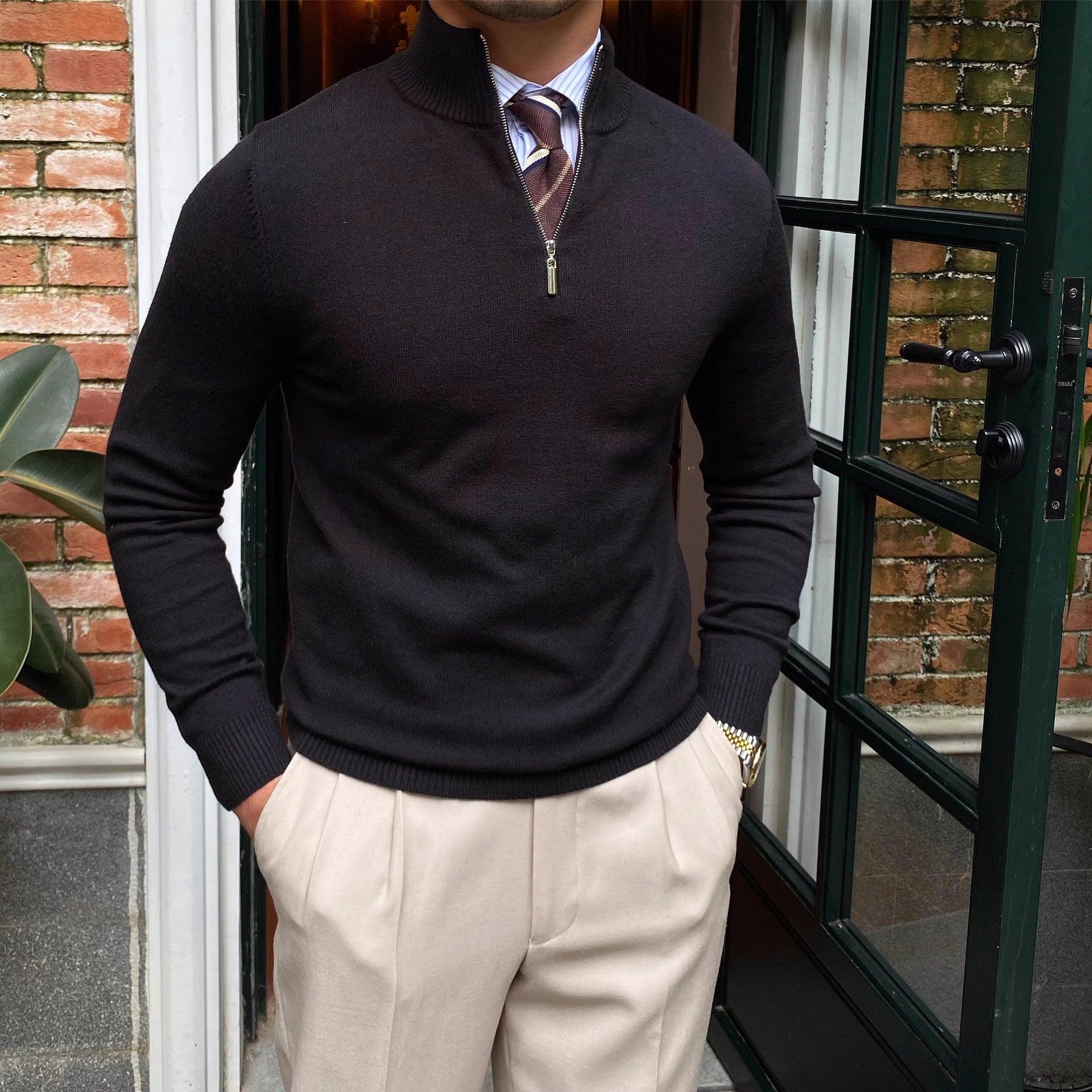 Maglione da uomo Valstrend con collo alto a zip, maniche lunghe e tessuto a maglia, in stile casual e moderno.