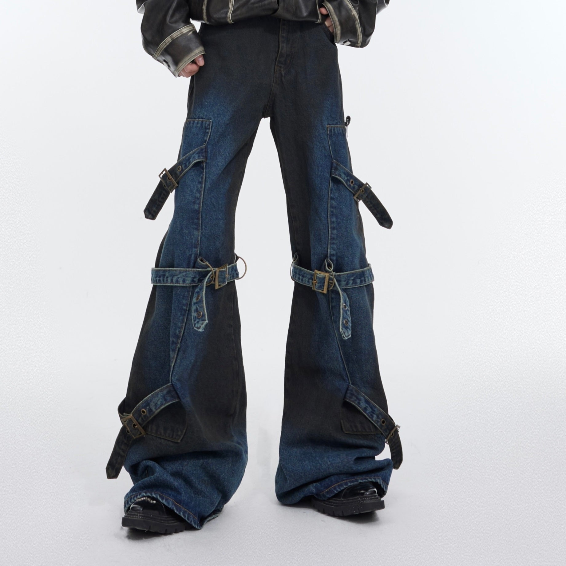 Pantaloni casual in denim Valstrend con design retrò, lacci, fibbia in metallo e vestibilità leggermente aderente.