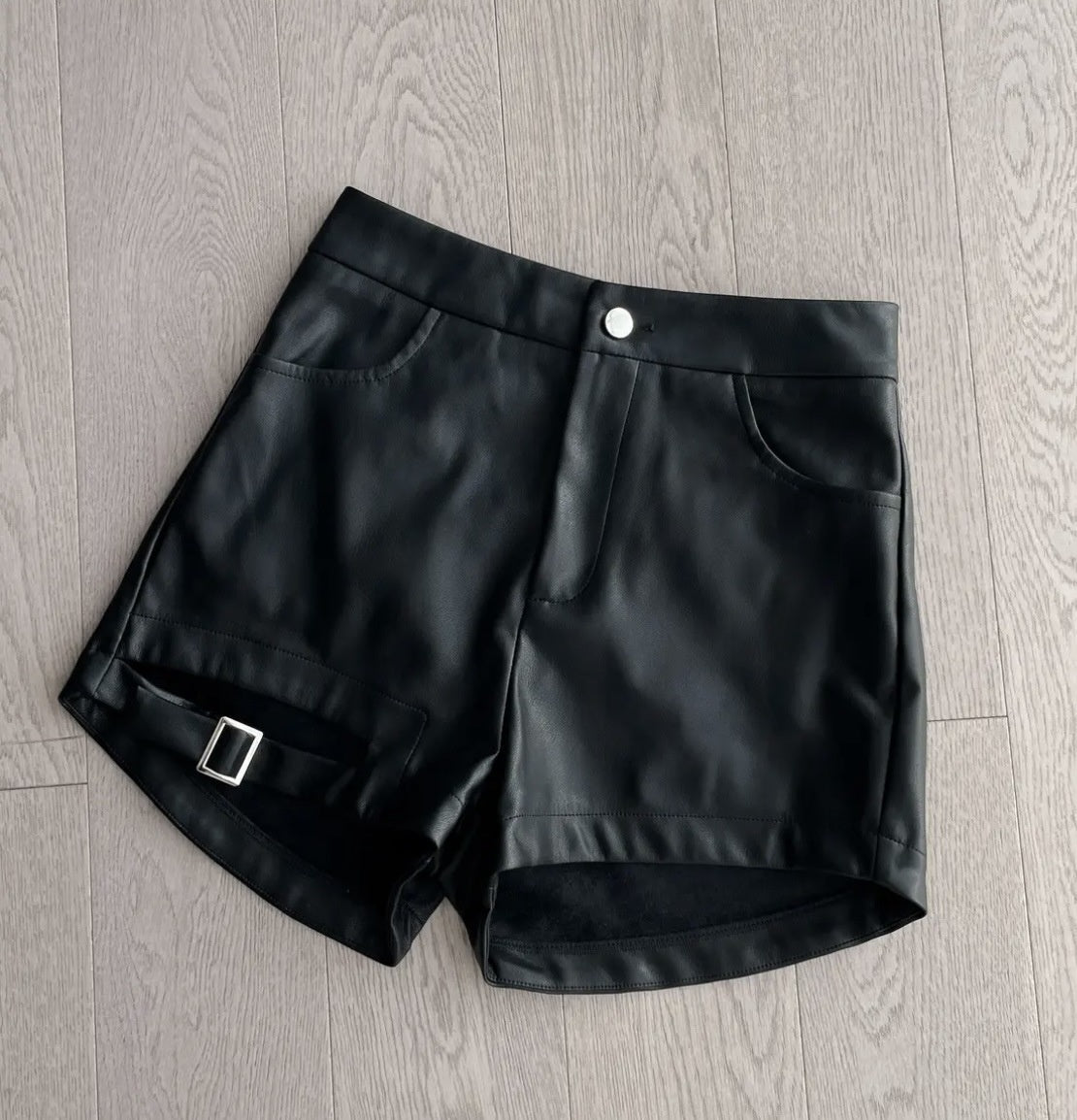 Shorts donna in pelle washed nera con fibbia Valstrend, stile casual e di tendenza, visibili dettagli con fibbia e finitura in pelle.