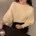 Maglione lungo per donna di moda Valstrend, con maniche lunghe, tessuto morbido e stile elegante, indossato da una modella.
