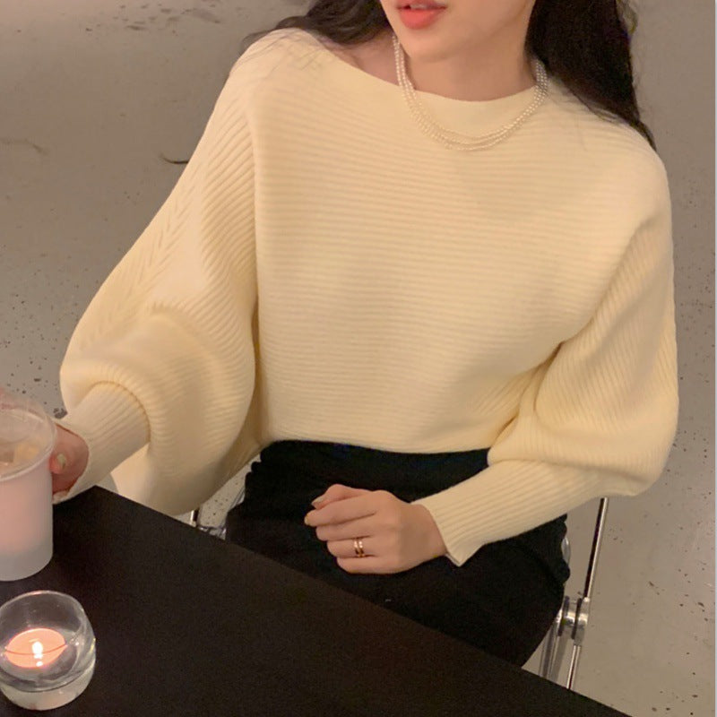 Maglione lungo per donna di moda Valstrend, con maniche lunghe, tessuto morbido e stile elegante, indossato da una modella.