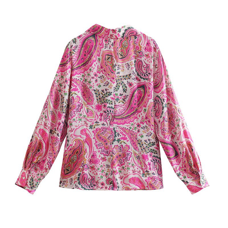 Camicia donna Valstrend, top casual stampa retro primavera, tessuto leggero e stile vintage, visibile in primo piano nell'immagine.