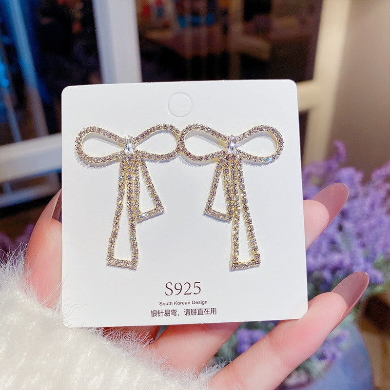 Orecchini in argento sterling con perle di lusso, design elegante e raffinato, perfetti per uno stile sofisticato e femminile.
