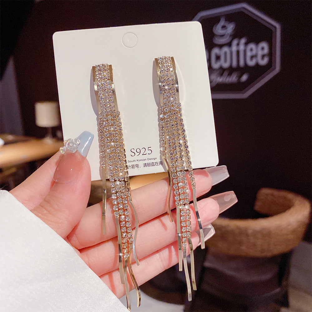 Orecchini eleganti in argento sterling con perle luminose e design raffinato, perfetti per uno stile sofisticato e femminile.