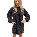 Vestito da donna Valstrend con felpa autunnale a maniche lunghe e stampa leopardata, con tasche frontali.